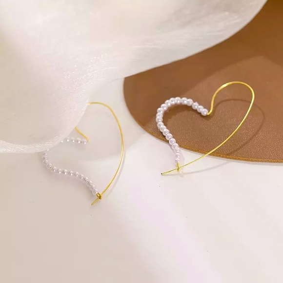 “Queen of Hearts” Pearl Hoop Dainty Retro Earrings - Picture 8 of 12